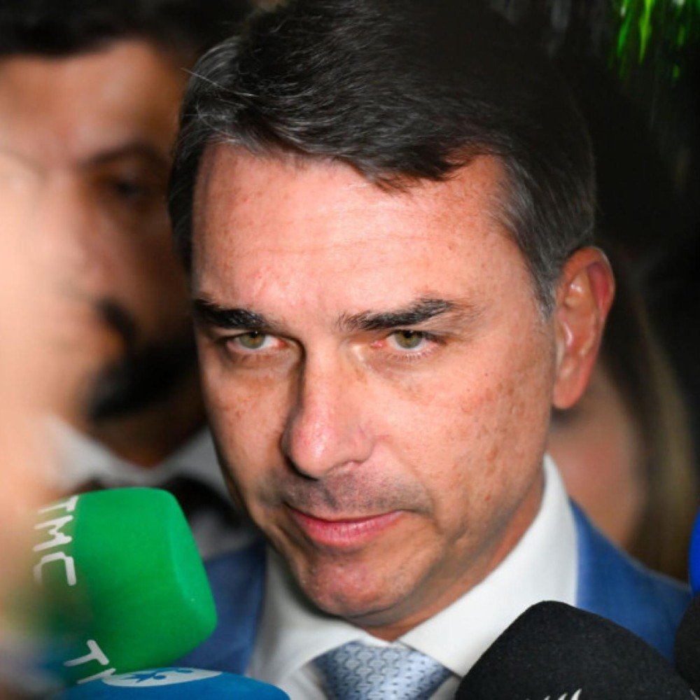 Flávio Bolsonaro responde por que mentiu sobre nunca ter falado com Vorcaro