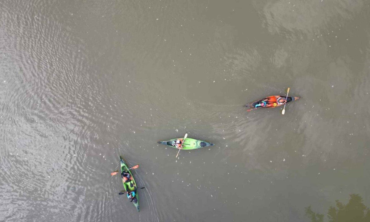 Caiaques atravessam o Rio Par&aacute; entre Concei&ccedil;&atilde;o do Par&aacute; e Pitangui cumprindo a quarta etapa da expedi&ccedil;&atilde;o da nascente a foz do Rio Par&aacute; 