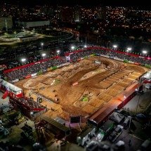 Arena Cross 2026 abre temporada com pilotos internacionais - DINO