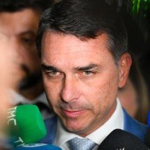 Flávio Bolsonaro responde por que mentiu sobre nunca ter falado com Vorcaro - Foto: Andressa Anholete/Agência Senado