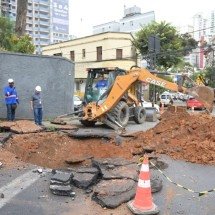 Rompimento de rede da Copasa causa lentidão no trânsito em BH  - Leandro Couri/EM