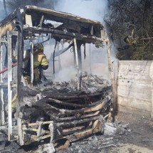 MG: ônibus pega fogo na MG-338 e passageiros são obrigados a desembarcar - Reprodução/CBMMG