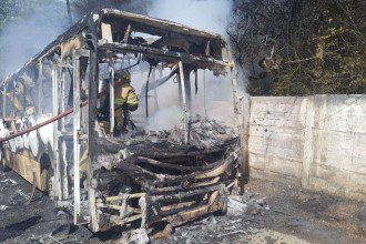 MG: ônibus pega fogo na MG-338 e passageiros são obrigados a desembarcar