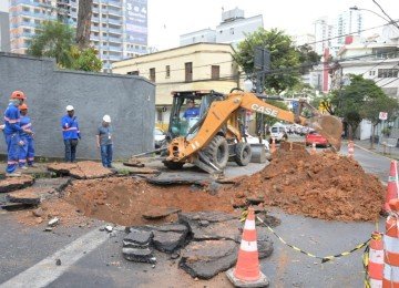 Vazamento da Copasa abre cratera e atrapalha trânsito em BH -  (crédito: Leandro Couri/EM)