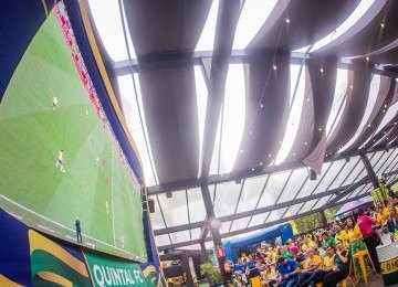 Amantes do futebol se re&uacute;nem para assistir aos jogos da sele&ccedil;&atilde;o brasileira em tel&otilde;es de alta qualidade, como no evento Quintal da Copa -  (crédito: BS Fotografias)