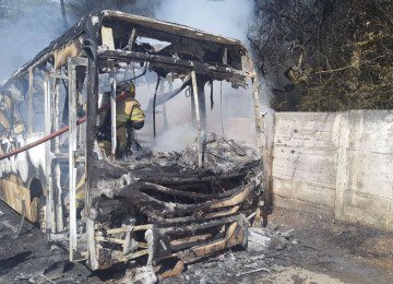 O fogo destruiu completamente o coletivo -  (crédito: Reprodução/CBMMG)