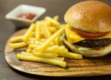 Por outro lado, há também os alimentos que devem ser evitados quando se trata de saúde do coração. Alguns exemplos são os processados e os ultraprocessados como salgadinhos, refrigerantes, embutidos e fast food, ricos em sódio, açúcar e gorduras saturadas. -  (crédito: pexels Foodie Factor)