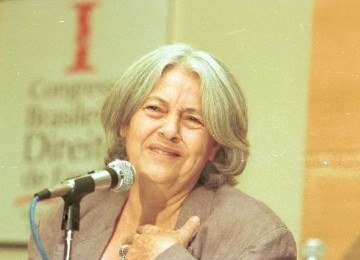 Poeta Adélia Prado em evento em BH. Aos 90 anos, ela está novamente internada em Divinópolis -  (crédito: Frederico Haikal/Arquivo EM)