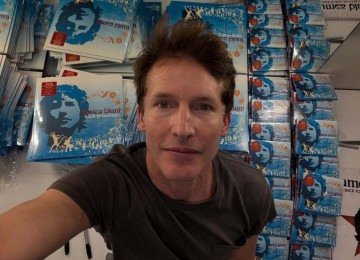 Mulher de 57 anos recebia fotos e vídeos do golpista que se passava por James Blunt -  (crédito: Redes sociais)