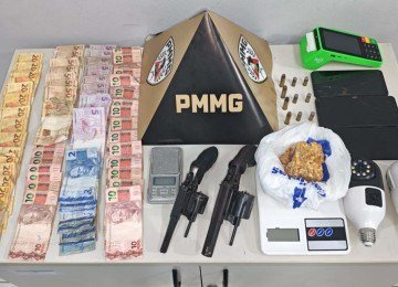 Os adolescentes apreendidos têm 15 e 17 anos e, segundo a ocorrência, seriam integrantes da facção criminosa do 'Tchola' -  (crédito: PMMG/Reprodução)