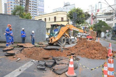 Vazamento da Copasa abre cratera e atrapalha trânsito em BH -  (crédito: Leandro Couri/EM)