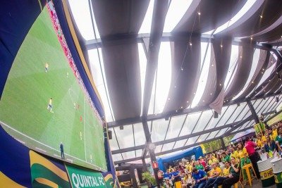 Amantes do futebol se re&uacute;nem para assistir aos jogos da sele&ccedil;&atilde;o brasileira em tel&otilde;es de alta qualidade, como no evento Quintal da Copa -  (crédito: BS Fotografias)