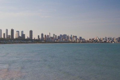 A cidade de Jo&atilde;o Pessoa e seu litoral, cen&aacute;rio ideal para os dias de sol e mar cristalino que a mat&eacute;ria destaca. -  (crédito: VanessaBarcia de Getty Images)