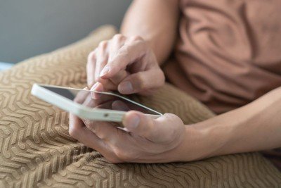 O uso frequente do smartphone reflete a hiperconex&atilde;o e pode indicar depend&ecirc;ncia digital, tema da mat&eacute;ria. -  (crédito:  charliepix)