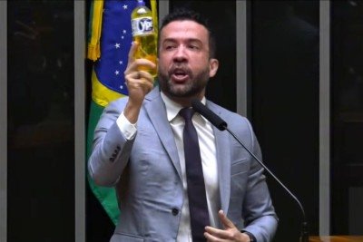 Janones afirmou que encontrou 'um frasco de Ypê' mas não encontrou bolsonaristas no plenário -  (crédito: Reprodução/Câmara dos Deputados)