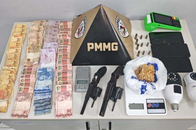 Os adolescentes apreendidos têm 15 e 17 anos e, segundo a ocorrência, seriam integrantes da facção criminosa do 'Tchola' -  (crédito: PMMG/Reprodução)