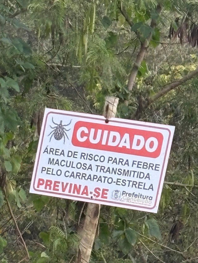 Placa alerta para a prolifera&ccedil;&atilde;o de carrapatos-estrela que podem transmitir a febre maculosa nas margens do rio. Desequil&iacute;brio ambiental