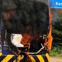 Ônibus da linha Aeroporto pega fogo e interdita avenida na Pampulha - Reprodução/CBMMG