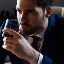 O álcool pesa mais com a idade? Entenda os efeitos da bebida no organismo após os 40 anos - Portal Giro 10