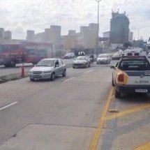 Ônibus de turismo pega fogo e complica trânsito em BH - BHMobilidade/Redes Sociais