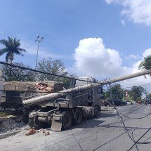 Carreta derruba poste e fecha trânsito em avenida de BH - Alexandre Guzanshe/EM/D.A Press