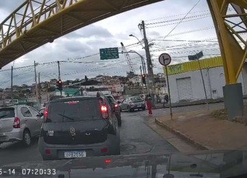 A mulher foi rendida no cruzamento da rua Gilson Bretas com a Avenida Cristiano Machado -  (crédito: Reprodução/Redes Sociais)