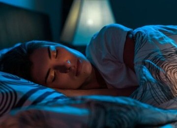O resultado costuma ser um sono mais leve e fragmentado. Pequenos despertares ao longo da noite podem acontecer sem que a pessoa perceba. -  (crédito: dimonka por freepik)