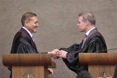 A nova composição marca a primeira vez em que dois ministros indicados pelo ex-presidente Jair Bolsonaro, antecessor de Lula, passam a comandar o TSE. Nunes Marques e Mendonça estarão à frente da Justiça Eleitoral durante as eleições presidenciais de 2026, cujo primeiro turno está marcado para o dia 4 de outubro e tem como principais pré-candidatos justamente Lula e Flávio, o filho mais velho de Bolsonaro.
 -  (crédito:  Divulgação)