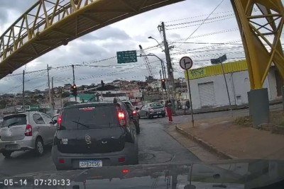 A mulher foi rendida no cruzamento da rua Gilson Bretas com a Avenida Cristiano Machado -  (crédito: Reprodução/Redes Sociais)