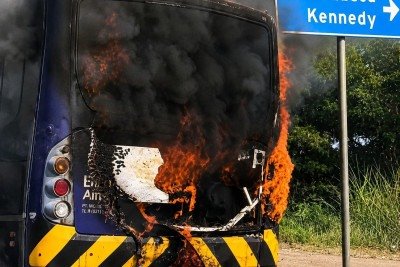 O fogo provocou danos parciais no ônibus, atingindo parte do teto interno, os bancos traseiros e o motor do veículo -  (crédito: Reprodução/CBMMG)