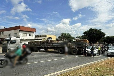 Carreta tomba e interdita Avenida Antônio Carlos, na altura do bairro São Francisco. -  (crédito: BHMobilidade/Redes Sociais)