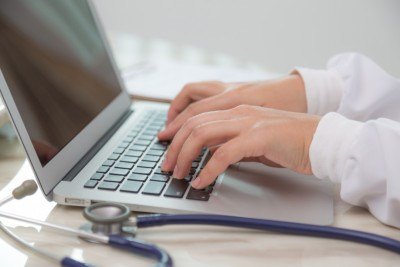 Um médico não pode culpar o algoritmo por um diagnóstico equivocado ou um tratamento falho, diz especialista -  (crédito: jannoon028/Magnific)