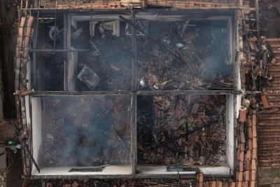 Imóvel ficou completamente destruído após incêndio criminoso -  (crédito: PMMG)