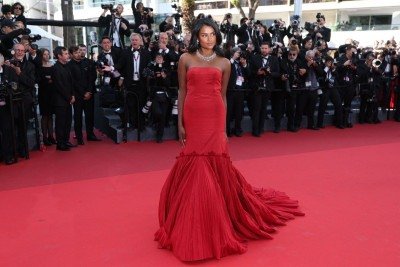 Atriz britânica Simone Ashley, de 'O diabo veste prada 2', usa vestido longo vermelho no tapete vermelho da 79ª edição do Festival de Cannes -  (crédito: Sameer AL-DOUMY / AFP)