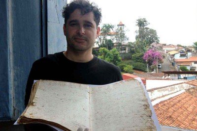 o pesquisador douglas lima e a carta de alforria descoberta em 2012: mais de 1 kg de ouro pela liberdade -  (crédito: Jair amaral/em/d.a press)