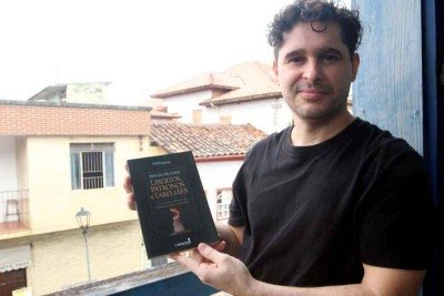 Douglas lima e o livro escrito após dissertação de mestrado -  (crédito: jair amaral/em/d.a press)
