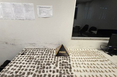 Os militares encontraram em uma sacola 240 porções de maconha e 169 porções de cocaína -  (crédito: PMMG/Reprodução)