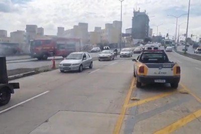 Ônibus pega fogo e complica trânsito em BH -  (crédito: BHMobilidade/Redes Sociais)