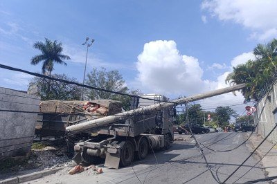 Carreta interdita Avenida Antônio Carlos em BH -  (crédito: Alexandre Guzanshe/EM/D.A Press)