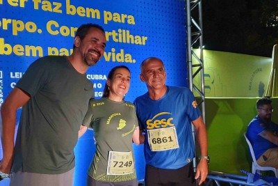 Vanderlei Cordeiro, &agrave; direita, liderou o pelot&atilde;o do Sesc na prova Central Night Run, de 5 km de extens&atilde;o, nesta sexta-feira (15/5) -  (crédito: Larissa Leone/EM/D.A.Press)