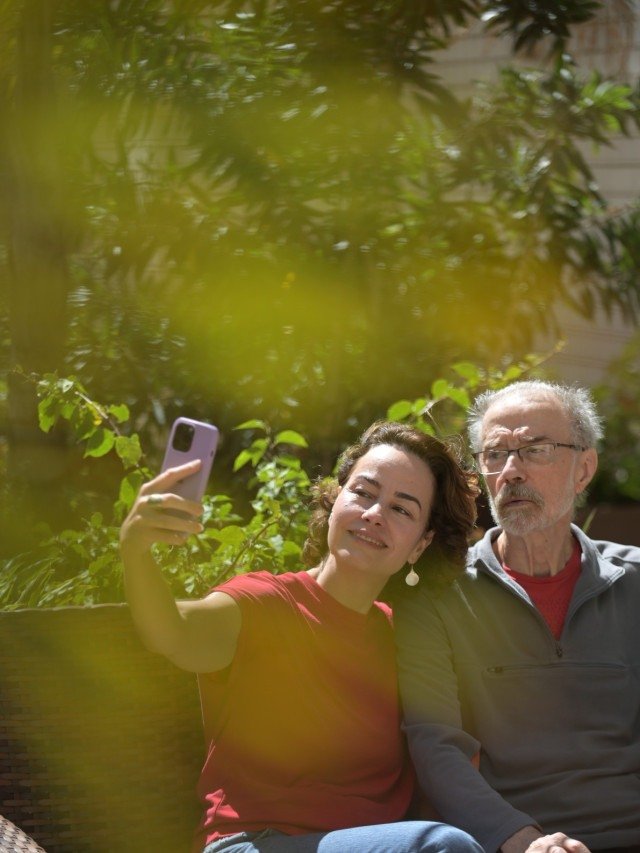 A fot&oacute;grafa Cris Montheiro cuida h&aacute; mais de 10 anos do pai Aroldo, diagnosticado com Alzheimer