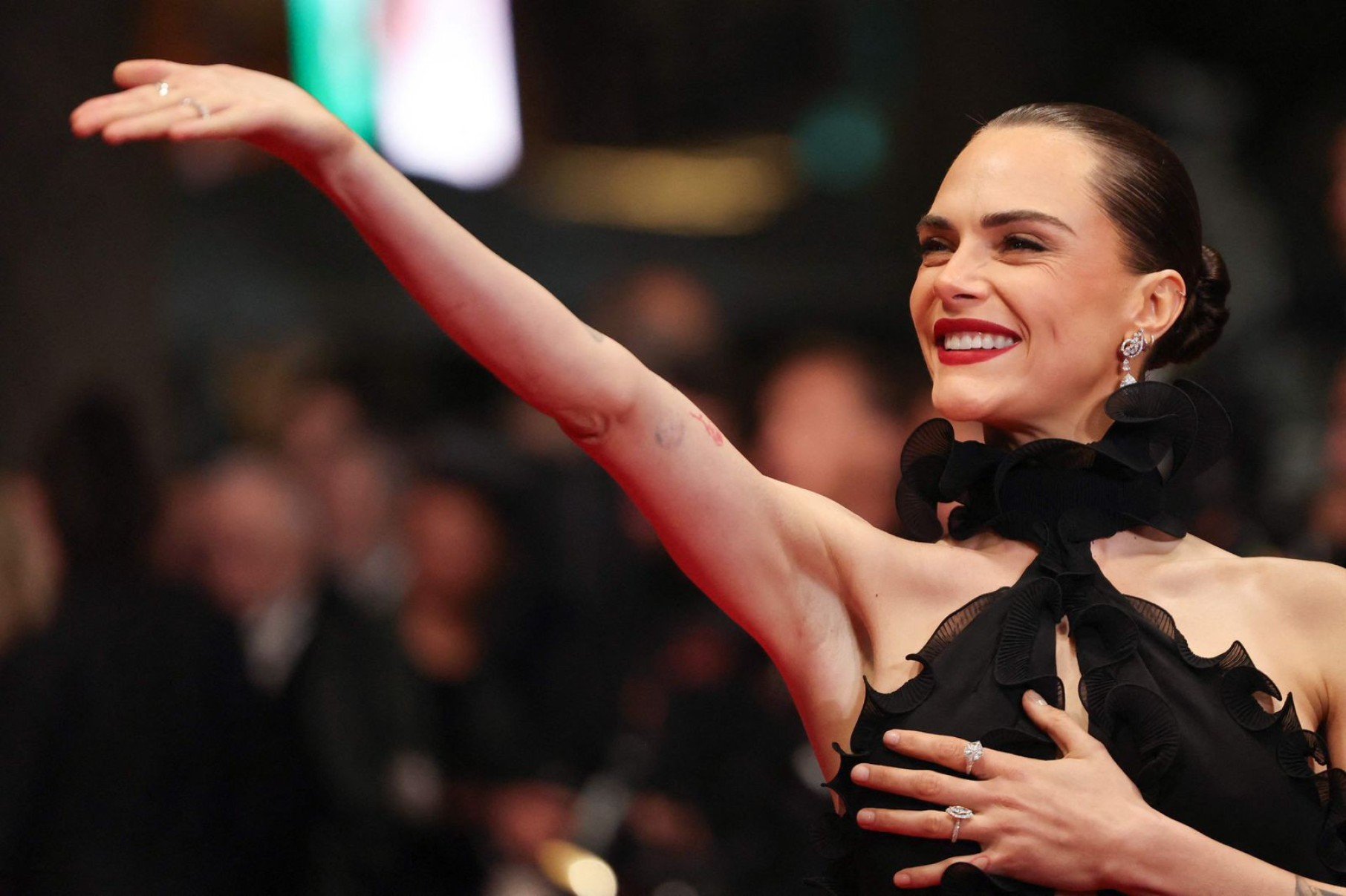 Cara Delevigne aposta em preto no tapete vermelho da 79ª edição do Festival de Cannes. Ela se apresenta no Brasil em dezembro, no festival Primavera Sound