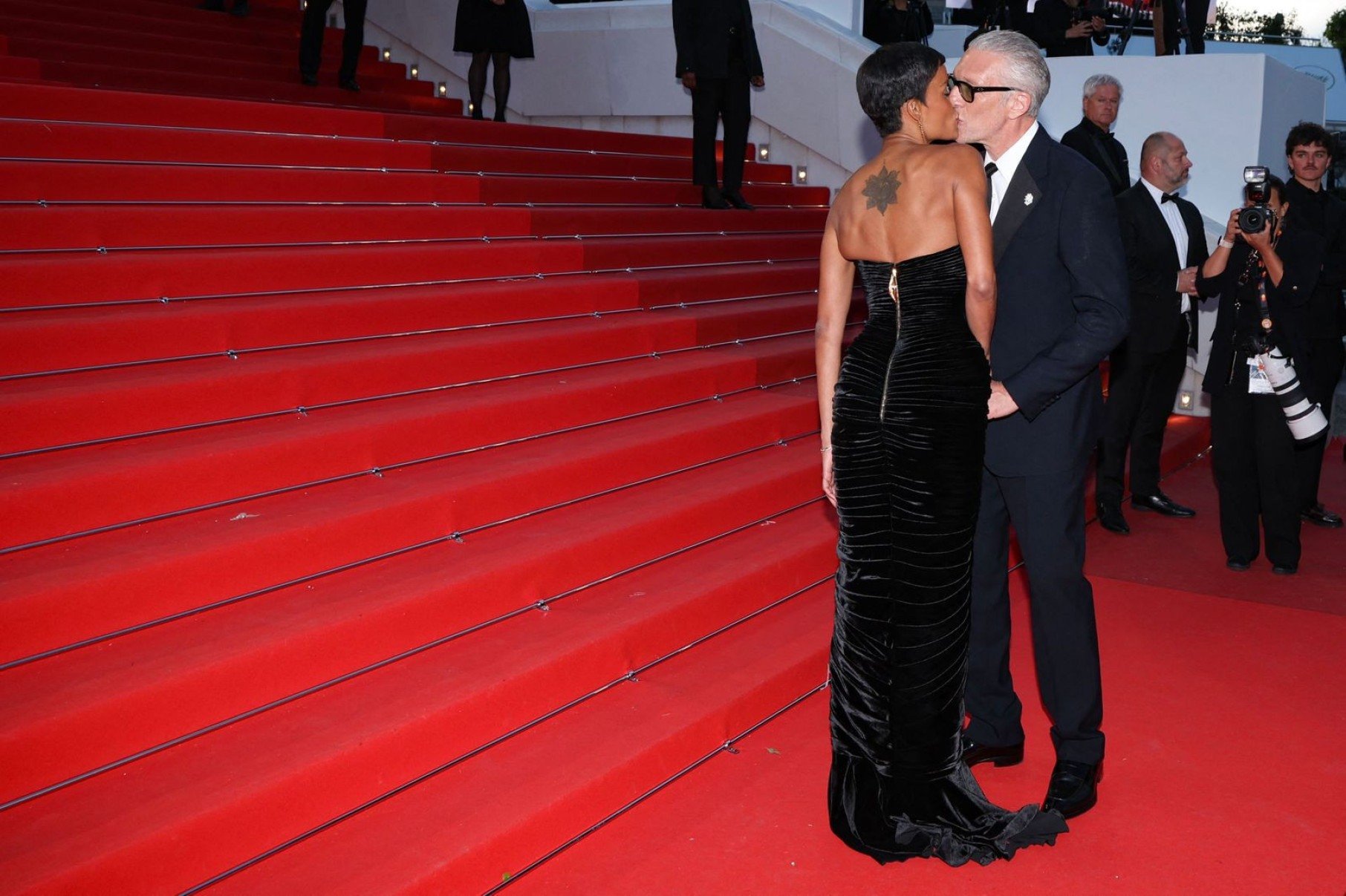Ator francês Vincent Cassel e esposa, modelo brasileira Narah Baptista, se beijam no tapete vermelho da 79ª edição do Festival de Cannes