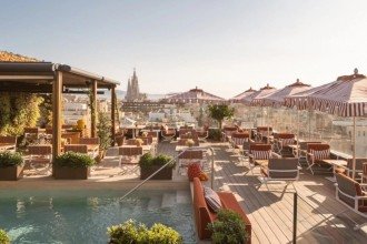Rooftop em Barcelona: La Dolce Vitae renova experiência de luxo com gastronomia mediterrânea e homenagem a Gaudí