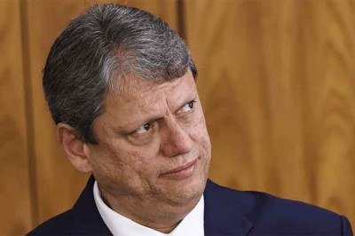 Antes de ingressar oficialmente na política partidária, Tarcísio de Freitas ocupou cargos de destaque na área de infraestrutura do governo federal. Ele comandou o Departamento Nacional de Infraestrutura de Transportes (DNIT) como diretor-executivo e diretor-geral, durante o governo Dilma Rousseff (PT), além de atuar na coordenação do Programa de Parcerias de Investimentos (PPI) durante a gestão de Michel Temer, que assumiu a presidência após o impeachment de Dilma.
 -  (crédito: Marcelo Camargo/Agência Brasil)