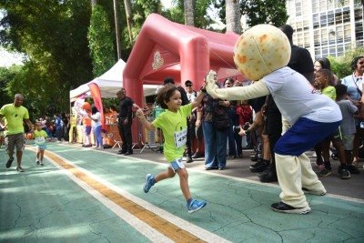 Corrida Kids da Maratona de BH reuniu crian&ccedil;as de 4 a 13 anos em percursos de at&eacute; 420 metros no Parque Municipal -  (crédito: Gladyston Rodrigues/EM/D.A. Press)