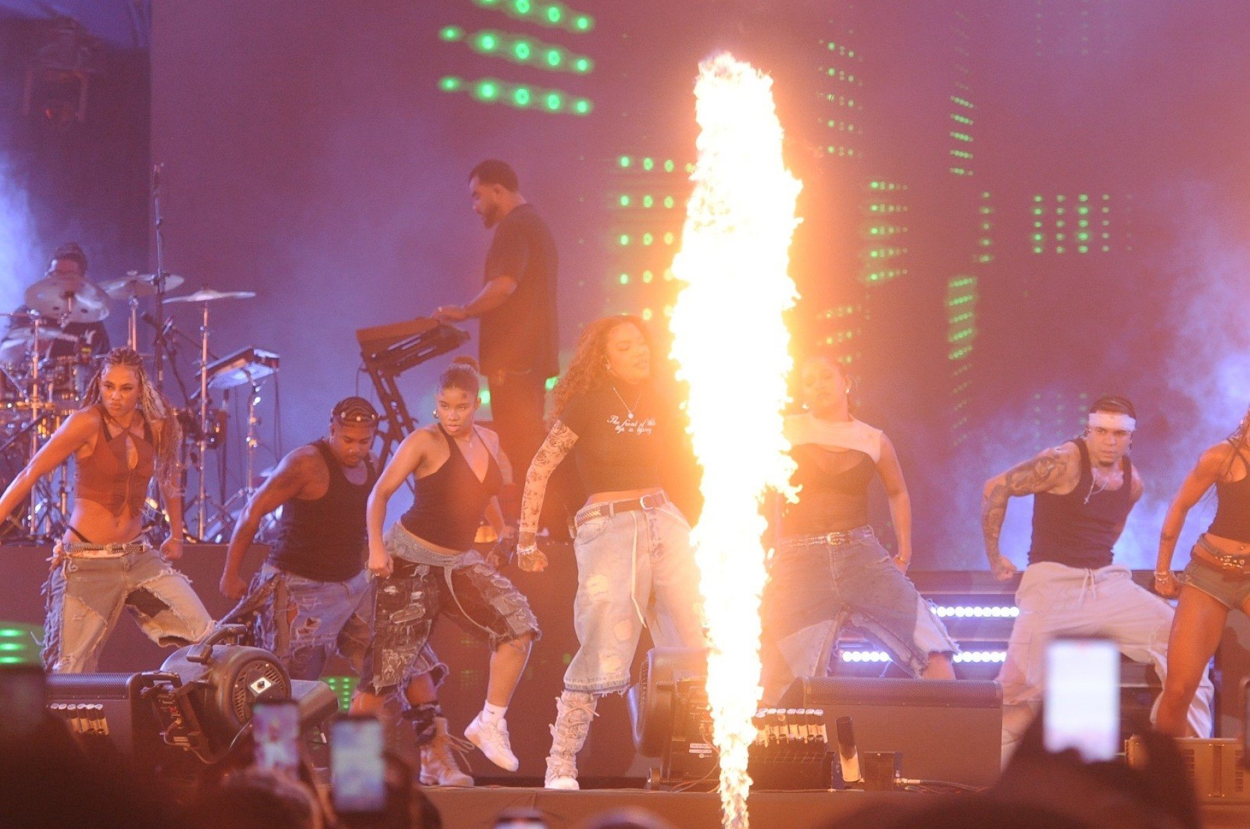 Show contou com projeções, fogos e explosões