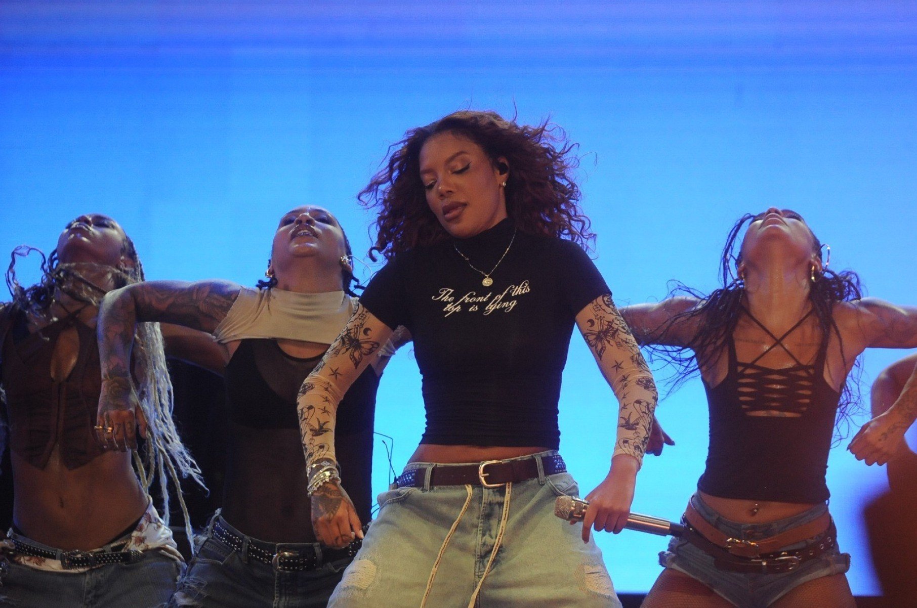 Show começou em clima do funk e logo chegou nas baladas com 