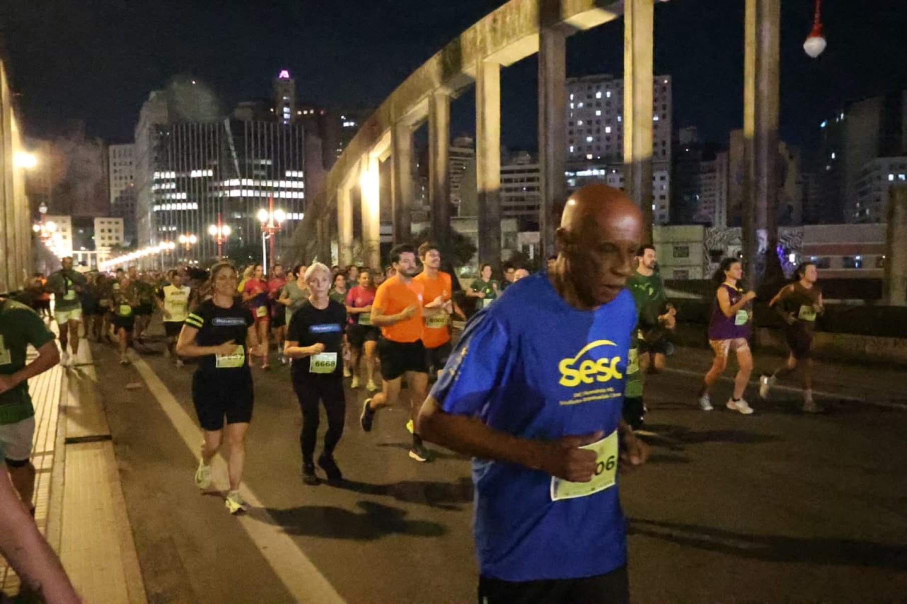 A largada do evento de abertura da primeira Maratona Oficial de Belo Horizonte aconteceu na noite desta sexta-feira (15/5). Cerca de 4.000 atletas, profissionais e amadores, participaram da Corrida Central Night Run