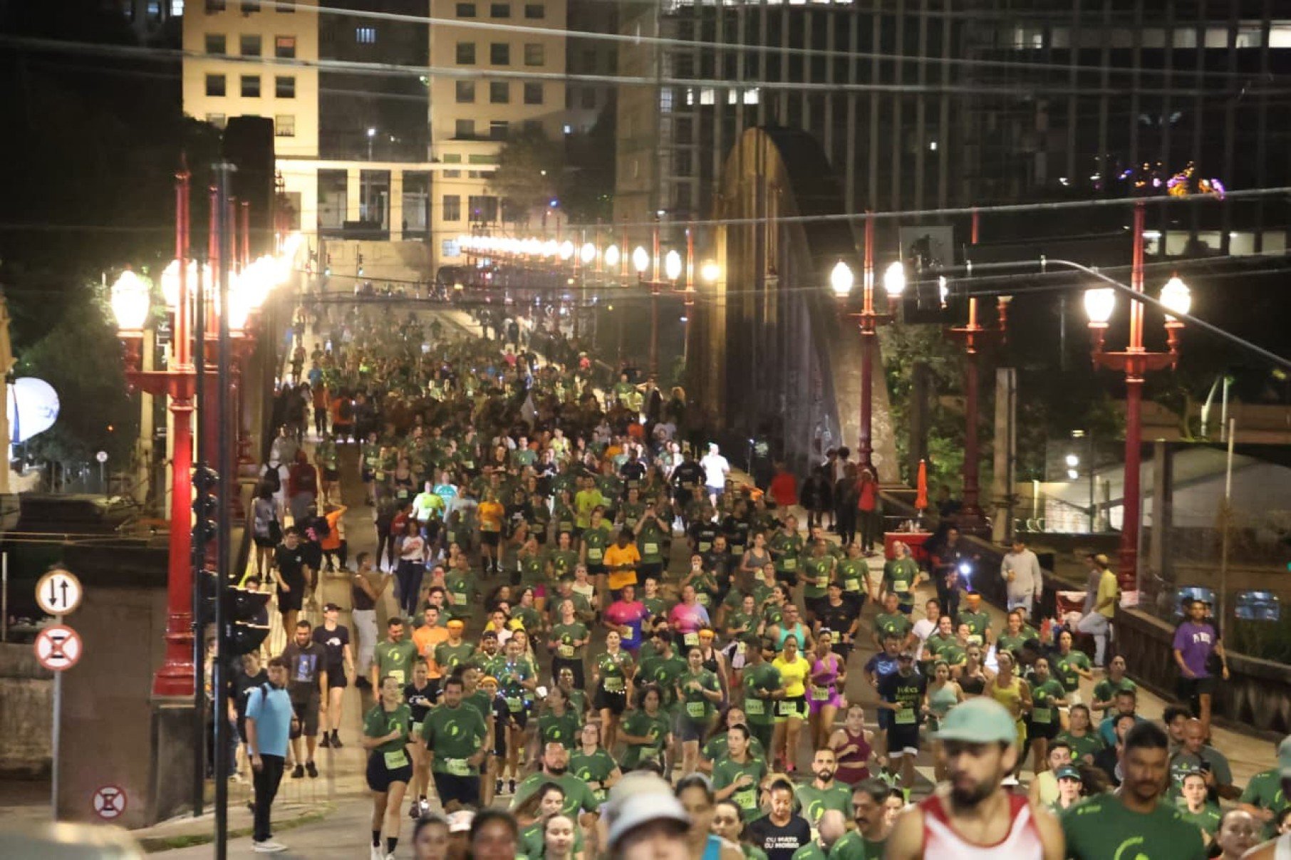 Central Night Run leva participantes a um percurso de 5 km pelo centro da capital, passando pela Praça da Liberdade e pelo Viaduto Santa Tereza
